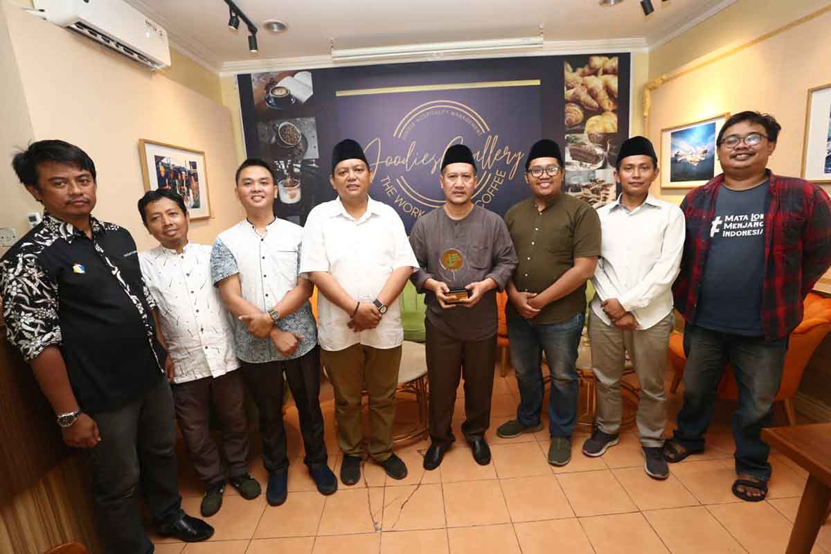 Gus Iwan saat menerima FJN Award 2023 dari pengurus Forkom Jurnalis Nahdliyin. Foto: Ist