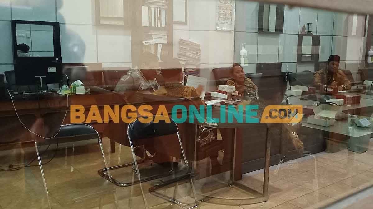 BK DPRD Gresik saat rapat pendalaman penanganan perkara polemik anggota minta jatah rumah murah di The Oso Kedamean. Foto: SYUHUD/BANGSAONLINE