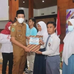 Wakil Bupati Trenggalek, Syah Natanegara memberikan penghargaan kepada siswa inklusif di Pendopo Manggala Praja Kabupaten Trenggalek, Senin (12/12/2022).