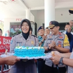 Kapolres Bangkalan AKBP Rama Samtama Putra (kanan) memberikan Kue Ulang tahun kepada Danlanal Batuporon Letkol (P) Teguh Wibowo di Kantor Lanal Batuporon Kamal Bangkalan.