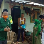 Rudi Hartono, Anggota F-PKB bersama Hj. Anisah Syakur, Anggota DPR RI, dan Helmy, Anggota DPRD Provinsi saat membagikan sembako kepada warga.
