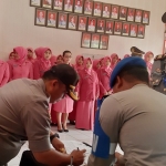 Kapolres Bangkalan AKBP Boby P. Tambunan menandatangi serah terima jabatan di Mapolres Bangkalan, Jumat (10/5).