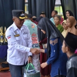 Pemberian santunan kepada anak yatim, kaum duafa, dan fakir miskin oleh Muspika Kecamatan Pronojiwo. Foto: Agus Salimullah.