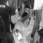 Petugas saat mengevakuasi jenazah yang ditemukan dengan luka pada bagian wajah di Jombang.