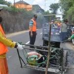 Muhtar Wahid, Kabid jalan dan jembatan DPU BMCK Magetan tampak sedang Sidak proyek pemeliharaan ruas jalan Ngariboyo-Parang yang ditargetkan rampung pada H-3 lebaran. (foto: nanang ari/BANGSAONLINE)