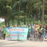 Para siswa MTs N Tuban saat berfoto bersama usai bersih-bersih pantai. (foto: suwandi/BANGSAONLINE)