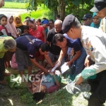 Petugas melakukan identifikasi terhadap mayat korban. foto: ZAINAL ABIDIN/ BANGSAONLINE