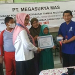 Penyerahan beasiswa PT Megasurya Mas ke siswa SDN Tambak Sawah, Waru, Sidoarjo, Rabu (12/10/2022). Foto : Ist.