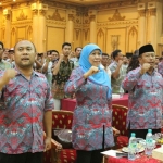 Khofifah saat acara silaturahmi dengan Persatuan Perangkat Desa Indonesia (PPDI) se Jawa Timur. 