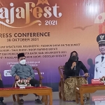 Bupati Mojokerto, Ikfina Fahmawati, bersama wakilnya, Muhammad Al Barra, saat konferensi pers terkait MajaFest 2021.