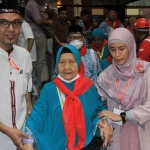 Masmuchibah (87) didampingi Panitia Pemberangkatan dan Penjemputan Haji SIG (P3HSIG) saat pemberangkatan menuju Asrama Haji Sukolilo, Surabaya. Foto: Ist.
