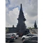 Pekerja tengah memperbaiki dinding gapura tugu selamat datang di Gresik. Foto: Ist