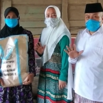 Ning Mila didampingi KH Abdul Halim Djasim Anggota F-NasDem menyerahkan paket sembako kepada warga dhuafa. 