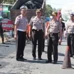 PANTAU - Kapolres Nganjuk bersama Ditlantas Polda Jatim saat sidak jalur mudik Lebaran, di Nganjuk. foto: soewandito/BANGSAONLINE