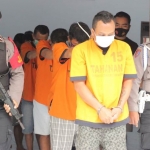 11 tersangka narkoba saat digelandang untuk ekspos di Mapolres Blitar Kota. 