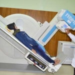 Tenaga medik RSUD Ibnu Sina mencoba alat radiologi digital x-ray baru yang pengoperasiannya tinggal menunggu izin. foto: SYUHUD/ BANGSAONLINE