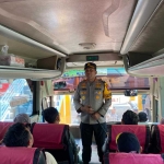 Kapolresta Sidoarjo, AKBP Christian Tobing saat berbincang dengan penumpang bus di Terminal Purabaya.