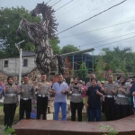 Suasana peresmian patung kuda dari 361 knalpot brong di Taman Sleko, Tuban.