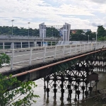 Jembatan Lama yang masih berdiri kokoh di atas sungai Brantas. Foto: Muji Harjita.