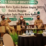 Kepala Diskominfo Kota Kediri Apip Permana (kiri) saat menjadi pemateri dan Kepala BPS Kota Kediri Lilik Wibawati (tengah). foto: ist.