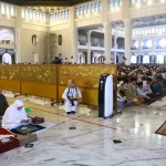 Gubernur Khofifah saat Sholat Idul Fitri di Masjid Al-Akbar Surabaya.