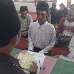 Pelaku pembuangan bayi saat dinikahkan di Masjid Junnatul Fuadah Polres Jombang. Foto: RONY S/BANGSAONLINE