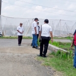 Pemkab Jember bersama Pemcam Balung saat monitoring dan evaluasi (monev) normalisasi saluran irigasi di Desa Curahlele.