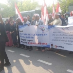 Aksi massa saat melakukan aksi menolak people power di depan Kantor KPU Lamongan.
