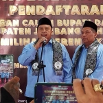 Warsubi dan Gus Salman saat jumpa pers di KPU Jombang.