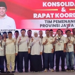 Pasangan Calon Gubernur-Calon Wakil Gubernur Jawa Timur Nomor 2 Khofifah Indar Parawansa-Emil Elestianto Dardak foto bersama tim pemenangan usai rapat konsolidasi. Foto: DEVI FITRI AFRIYANTI/ BANGSAONLINE