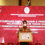 PENGHARGAAN: Kepala Dinas PMPTSP Sidoarjo Ari Suryono saat menerima penghargaan dari Kemenpan RB, di Jakarta, Selasa (9/3/2021). foto: istimewa
