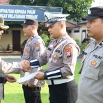 Para personel Polres Mojokerto Kota yang menerima penghargaan.