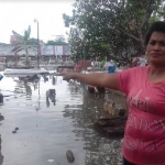 Sriatun, salah satu warga menunjukkan kondisi TPU Kelurahan Kebonsari Wetan usai diguyur hujan deras.
