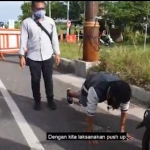 Warga Surabaya yang diberikan hukuman push up dan joget karena tak memakai masker. (foto: ist).