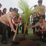  Wabup H Nur Ahmad Syaifuddin menanam pohon saat membuka Perkemahan Wirakarya, Jumat (21/12). foto: ist.