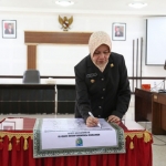 Bupati Kediri dr. Hj. Haryanti Sutrisno, saat menandatangai komitmen bersama penanggulangan Covid-19. (foto: Kominfo)