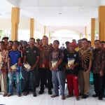 Wabup Gresik Asluchul Alif saat bertemu para nelayan penerima bantuan, beberapa waktu lalu. Foto: Ist.