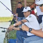 Bupati Sambari dan Kapolres AKBP Boro Windu Danandito saat mancing bareng. foto: SYUHUD/ BANGSAONLINE