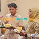 Mario Aji dan Khofifah saat menikmati Durian Black Thorn khas Blitar. Foto: Devi Fitri Afriyanti/BANGSAONLINE