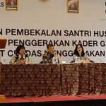 Kepala Dinkes Jatim, Dr. dr. Kohar Hari Santoso (tengah) didampingi Kabid saat memberikan sosialisasi kepada para santri.