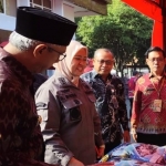 Wakil Wali Kota Kediri, Gus Qowim (kiri) dan Kepala Kejaksaan Negeri Kota Kediri, Andi Mirnawaty saat memantau kegiatan pasar murah. (Ist)