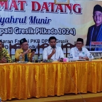 M. Syahrul Munir (pegang mik) memberikan sambutan saat silaturahim ke DPD Golkar Gresik. Foto: Ist.