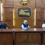 Gubernur Khofifah saat memberikan informasi dalam konferensi pers di Gedung Negara Grahadi, Surabaya. 