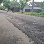 Lokasi kecelakaan maut yang menewaskan dua orang pengendara di Jalan Raya Desa Simbatan, Kecamatan Nguntoronadi, Magetan.