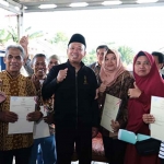 Menteri ATR/BPN saat bersama warga penerima sertifikat elektronik di Kota Balikpapan, Kalimantan Timur.