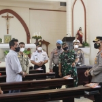 Kapolres Probolinggo AKBP Teuku Arsya Khadafi saat meninjau gereja.
