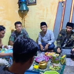 Ketua PC GP Ansor Gresik Agus Junaidi saat menyambangi korban.foto: ist.