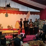 Wakil Bupati Malang H Didik Gatot Subroto saat membuka gelaran wayang kulit.