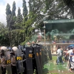 Satu Kompi PHH Brimob dan Water Cannon dapat mengurai massa yang demo di KPU Bangkalan dalam latihan Simpamkota di Alun-Alun Bangkalan, Kamis (04/04/2019). foto: FAUZI/ BANGSAONLINE