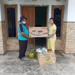 Salah satu anggota Karang Taruna Independen saat menyalurkan bantuan dan mengecek salah satu rumah kontrakan yang ditempati oleh salah satu pengungsi di Dusun Kabunan, Desa Kepulungan, Kecamatan Gempol. 